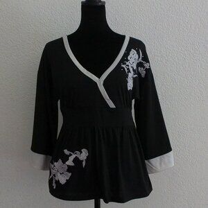 Black & White Embroidery Floral V-neck Blouse, Size: Large